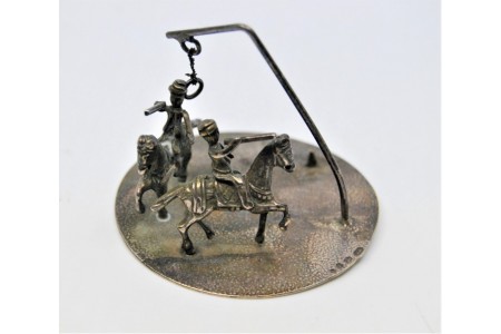 Redondel com cavalos e cavaleiros.